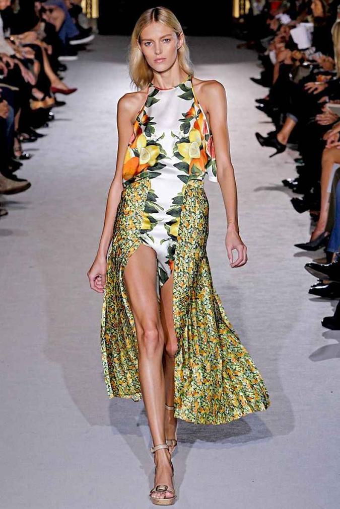 Coleção de primavera-verão 2011 da Stella McCartney: estampas grandes em vestido de festa criam looks informais, perfeitos para eventos diurnos(foto: Monica Feudi/Indigital TV/Divulgação) Coleção de primavera-verão 2011 da Stella McCartney: estampas grandes em vestido de festa criam looks informais, perfeitos para eventos diurnos(foto: Monica Feudi/Indigital TV/Divulgação)