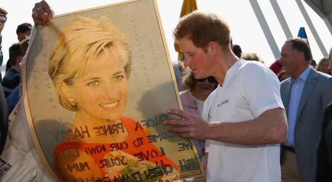 Príncipe Harry observa cartaz com foto da mãe, Diana(foto: Phil Walter/AFP - 16/5/15) Príncipe Harry observa cartaz com foto da mãe, Diana(foto: Phil Walter/AFP - 16/5/15)