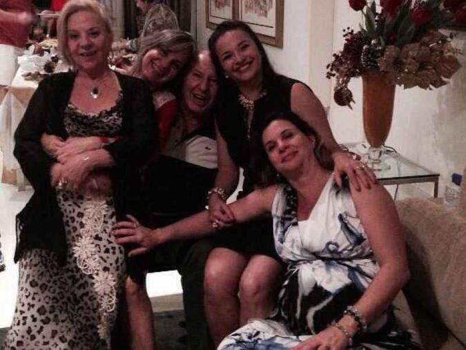As irmãs Carla, Amélia e Sandra ainda hoje se reúnem no Natal para comer os bolinhos de bacalhau, receita da bisavó, que atravessa gerações(foto: Arquivo Pessoal) As irmãs Carla, Amélia e Sandra ainda hoje se reúnem no Natal para comer os bolinhos de bacalhau, receita da bisavó, que atravessa gerações(foto: Arquivo Pessoal)