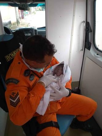 Criança nasceu com o cordão umbilical em volta do pescoço e foi socorrida pelos bombeiros(foto: Corpo de Bombeiros/Divulgação) Criança nasceu com o cordão umbilical em volta do pescoço e foi socorrida pelos bombeiros(foto: Corpo de Bombeiros/Divulgação)