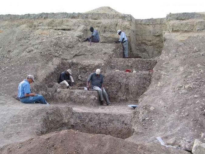 Pesquisadores detectaram, na Bacia Olorgesailie, sinais de atividades ocorridas há 320 mil anos, como a criação e a troca de ferramentas(foto: Instituto Smithsonian/Divulgação) Pesquisadores detectaram, na Bacia Olorgesailie, sinais de atividades ocorridas há 320 mil anos, como a criação e a troca de ferramentas(foto: Instituto Smithsonian/Divulgação)