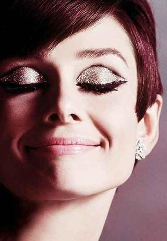 O clique, dos anos 1960, de Audrey Hepburn eternizou a maquiagem brilhante(foto: Douglas Kirkland/Divulgação) O clique, dos anos 1960, de Audrey Hepburn eternizou a maquiagem brilhante(foto: Douglas Kirkland/Divulgação)