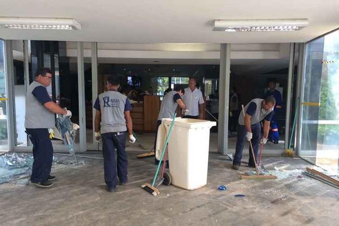 Funcionários da limpeza passaram boa parte da manhã recolhendo cacos de vidro em frente ao MEC(foto: Marcelo Ferreira/CB/D.A Press) Funcionários da limpeza passaram boa parte da manhã recolhendo cacos de vidro em frente ao MEC(foto: Marcelo Ferreira/CB/D.A Press)