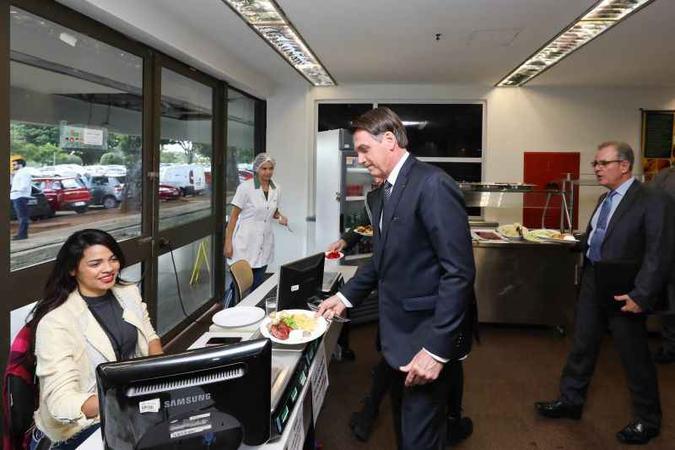 O presidente da República almoçou ontem no restaurante do Sesi dentro do Planalto: previsão mínima de economia acima do esperado pelo mercado(foto: Marcos Correa/PR) O presidente da República almoçou ontem no restaurante do Sesi dentro do Planalto: previsão mínima de economia acima do esperado pelo mercado(foto: Marcos Correa/PR)