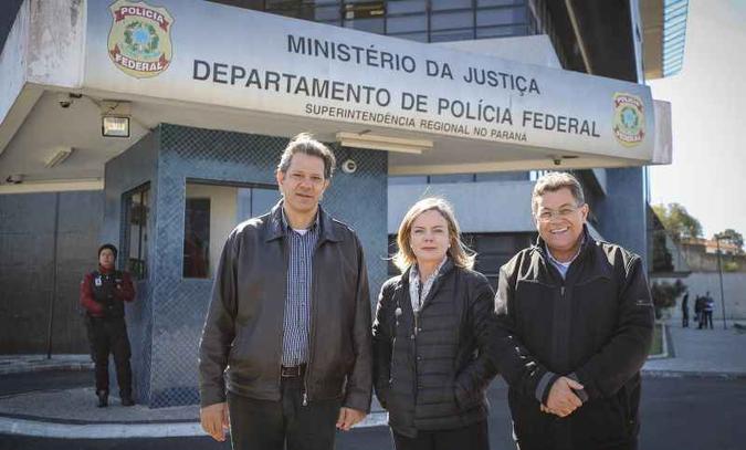 Haddad e Gleisi depois da visita ao ex-presidente Lula, em Curitiba: disputas internas para anunciar ex-prefeito de uma vez como candidato(foto: Ricardo Stuckert/Instituto Lula) Haddad e Gleisi depois da visita ao ex-presidente Lula, em Curitiba: disputas internas para anunciar ex-prefeito de uma vez como candidato(foto: Ricardo Stuckert/Instituto Lula)
