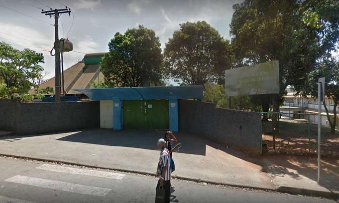 Adolescente tinha acabado de fazer o Enem na Escola Dona Elza Alves de Oliveira e retornava a pé para casa (foto: Google Street View/Reprodução) Adolescente tinha acabado de fazer o Enem na Escola Dona Elza Alves de Oliveira e retornava a pé para casa (foto: Google Street View/Reprodução)