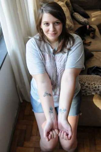 Giulia tatuou aos 16 anos num local seguro. Antes, com o piercing, foi Giulia tatuou aos 16 anos num local seguro. Antes, com o piercing, foi
