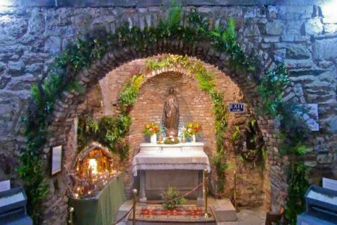 Cidade atrai muitos turistas principalmente pela proximidade do santuário onde está a casa de Maria(foto: Shrine Meryem Ana/Divulgação) Cidade atrai muitos turistas principalmente pela proximidade do santuário onde está a casa de Maria(foto: Shrine Meryem Ana/Divulgação)