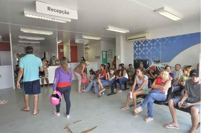 Dois médicos atendem durante o dia e dois à noite. Pacientes reclamam de filas(foto: Marcelo Ferreira/CB/D.A Press) Dois médicos atendem durante o dia e dois à noite. Pacientes reclamam de filas(foto: Marcelo Ferreira/CB/D.A Press)
