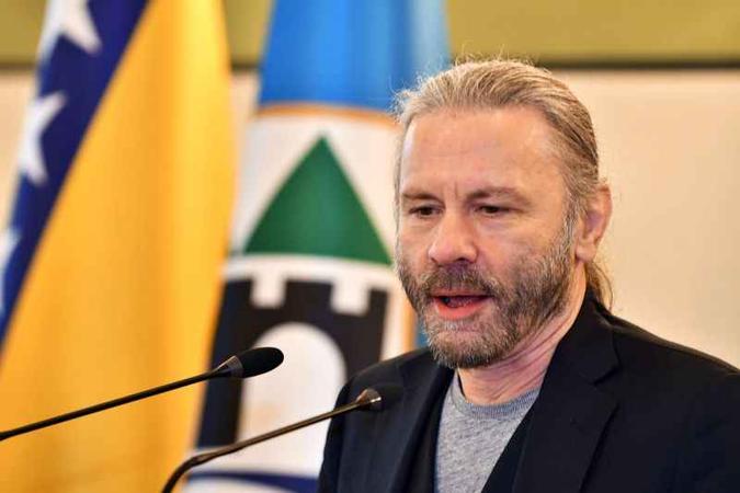 Bruce Dickinson desembarca em Brasília para falar sobre negócios, aviação e rock'n'roll (foto: AFP / ELVIS BARUKCIC) Bruce Dickinson desembarca em Brasília para falar sobre negócios, aviação e rock'n'roll (foto: AFP / ELVIS BARUKCIC)