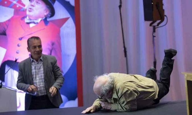 O ator caiu quando subia a escada que dava acesso ao palco onde iria ocorrer uma entrevista coletiva(foto: AFP/Pedro Pardo) O ator caiu quando subia a escada que dava acesso ao palco onde iria ocorrer uma entrevista coletiva(foto: AFP/Pedro Pardo)