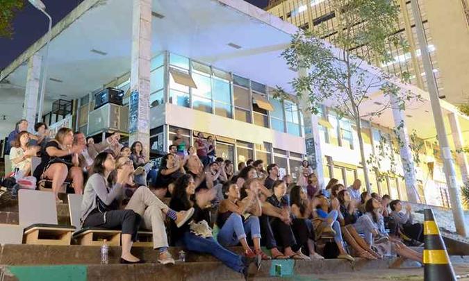 A organização montou alguns bancos para deixar o público mais confortável durante as sessões(foto: André Zimmerer/Divulgação) A organização montou alguns bancos para deixar o público mais confortável durante as sessões(foto: André Zimmerer/Divulgação)