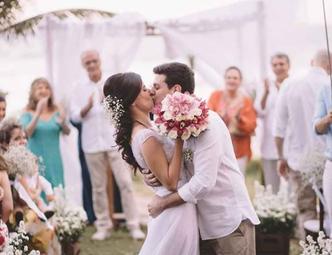 (foto: Fernanda Fiuza e Felipe Mello fizeram as malas para se casar na praia de Grumari) (foto: Fernanda Fiuza e Felipe Mello fizeram as malas para se casar na praia de Grumari)