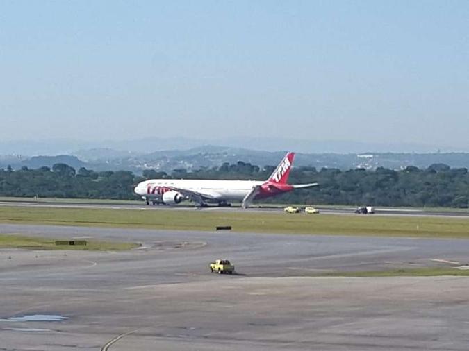 Avião da Latam parado na pista do Aeroporto Internacional Tancredo Neves, após pouso de emergência (foto: Paulo Filgueiras/EM/DA Press) Avião da Latam parado na pista do Aeroporto Internacional Tancredo Neves, após pouso de emergência (foto: Paulo Filgueiras/EM/DA Press)