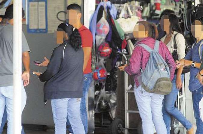 Homens e mulheres ofertam aparelhos modernos a preços bem abaixo do que são comercializados nas lojas. Polícia Civil garante que está de olho na ação irregular e promete agir com a Agência de Fiscalização(foto: Janine Moraes/CB/D.A Press) Homens e mulheres ofertam aparelhos modernos a preços bem abaixo do que são comercializados nas lojas. Polícia Civil garante que está de olho na ação irregular e promete agir com a Agência de Fiscalização(foto: Janine Moraes/CB/D.A Press)