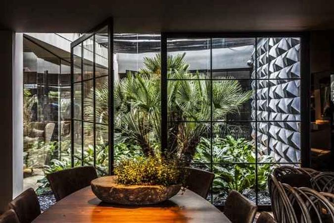 As paredes de vidro são uma boa opção quando se quer dar destaque a uma parte da decoração. Nos ambientes projetados por Denise Zuba e André Alf, o material foi escolhido para %u201Caproximar%u201D um jardim de inverno que fica separado da casa(foto: Clausem Bonifácio/Divulgação) As paredes de vidro são uma boa opção quando se quer dar destaque a uma parte da decoração. Nos ambientes projetados por Denise Zuba e André Alf, o material foi escolhido para %u201Caproximar%u201D um jardim de inverno que fica separado da casa(foto: Clausem Bonifácio/Divulgação)