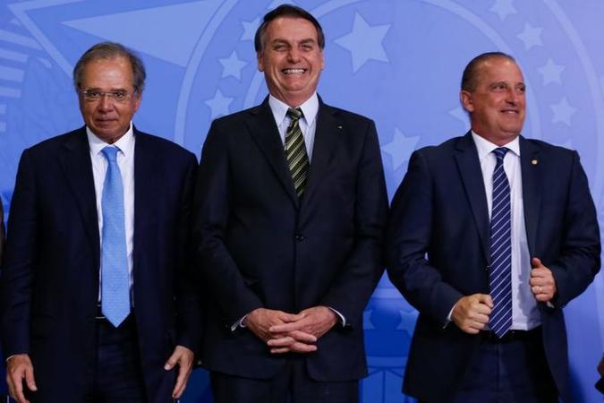 Bolsonaro, com Guedes e o ministro da Casa Civil, Onyx Lorenzoni, durante lançamento do programa: pessoas com 55 anos ou mais ficaram fora da carteira Verde Amarela(foto: Carolina Antunes/PR) Bolsonaro, com Guedes e o ministro da Casa Civil, Onyx Lorenzoni, durante lançamento do programa: pessoas com 55 anos ou mais ficaram fora da carteira Verde Amarela(foto: Carolina Antunes/PR)