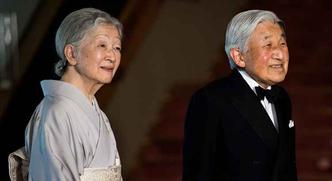 A lei menciona a denominação de Akihito e de sua esposa Michiko após a abdicação. De acordo com a imprensa, os dois serão designados em japonês com expressões equivalentes a A lei menciona a denominação de Akihito e de sua esposa Michiko após a abdicação. De acordo com a imprensa, os dois serão designados em japonês com expressões equivalentes a