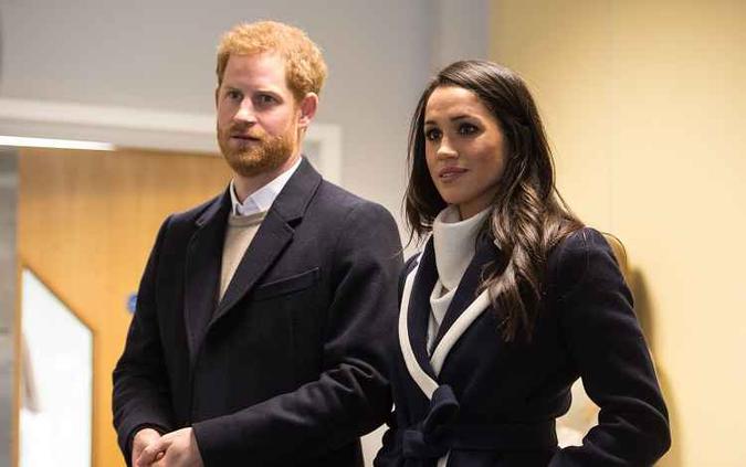 A noiva do príncipe Harry, a americana Meghan Markle, participou nesta segunda-feira (12/3) pela primeira vez de um compromisso oficial com a rainha Elizabeth II(foto: AFP / POOL / OLI SCARFF) A noiva do príncipe Harry, a americana Meghan Markle, participou nesta segunda-feira (12/3) pela primeira vez de um compromisso oficial com a rainha Elizabeth II(foto: AFP / POOL / OLI SCARFF)