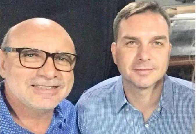 Fabrício Queiroz, com Flávio Bolsonaro: suspeito de praticar lavagem de dinheiro e integrar organização criminosa(foto: Facebook/Reprodução) Fabrício Queiroz, com Flávio Bolsonaro: suspeito de praticar lavagem de dinheiro e integrar organização criminosa(foto: Facebook/Reprodução)