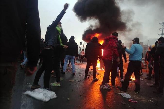 Manifestantes se reúnem diante de barricada em chamas, na capital, Teerã: resposta do regime envolveu milicianos à paisana(foto: AFP) Manifestantes se reúnem diante de barricada em chamas, na capital, Teerã: resposta do regime envolveu milicianos à paisana(foto: AFP)