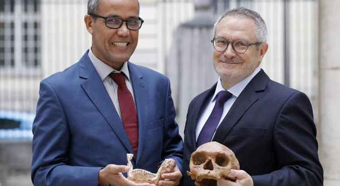 Abdelouahed Ben-Nce e Jean-Jacques Hublin mostram os ossos mais antigos da espécie (foto: Patrick Kovarik/AFP) Abdelouahed Ben-Nce e Jean-Jacques Hublin mostram os ossos mais antigos da espécie (foto: Patrick Kovarik/AFP)