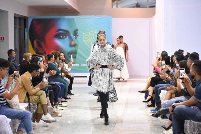 Desfile de Ronaldo Silvestre, referência nacional na área de projetos sustentáveis, inovação e empreendedorismo social, no ano passado. O mineiro voltará com sua nova coleção à segunda edição do Brasília Trends(foto: Divulgação) Desfile de Ronaldo Silvestre, referência nacional na área de projetos sustentáveis, inovação e empreendedorismo social, no ano passado. O mineiro voltará com sua nova coleção à segunda edição do Brasília Trends(foto: Divulgação)