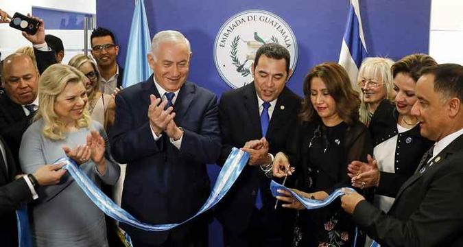 O presidente da Guatemala, Jimmy Morales, e o primeiro-ministro de Israel Benjamin Netanyahu inauguram a nova embaixada guatemalteca em Jerusalém(foto: Ronen Zvulun/ POOL / AFP) O presidente da Guatemala, Jimmy Morales, e o primeiro-ministro de Israel Benjamin Netanyahu inauguram a nova embaixada guatemalteca em Jerusalém(foto: Ronen Zvulun/ POOL / AFP)
