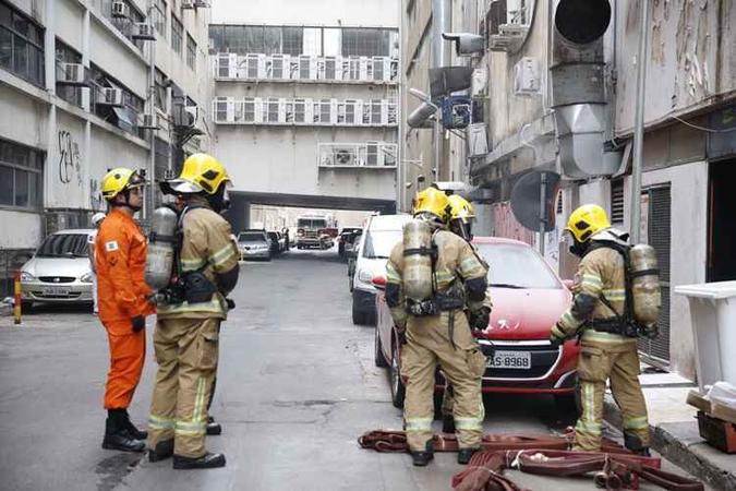 Militares interditaram parcialmente o estabelecimento incendiado(foto: Corpo de Bombeiros/Divulgação) Militares interditaram parcialmente o estabelecimento incendiado(foto: Corpo de Bombeiros/Divulgação)