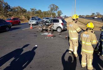 Já o motorista do carro, Fausto Jaime Miranda, 32 anos, foi atendido e transportado pelo CBMDF ao Hospital Regional de Planaltina reclamando de dores na cabeça, consciente, orientado e estável(foto: Divulgação/CBMDF) Já o motorista do carro, Fausto Jaime Miranda, 32 anos, foi atendido e transportado pelo CBMDF ao Hospital Regional de Planaltina reclamando de dores na cabeça, consciente, orientado e estável(foto: Divulgação/CBMDF)