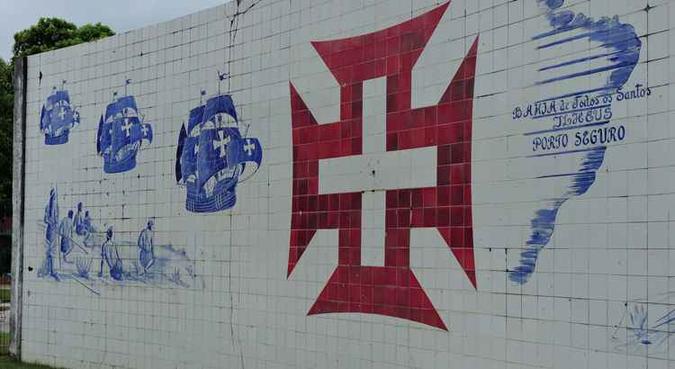 Desenhos em azulejos portugueses na entrada da Cidade História: Porto Seguro é um passeio pela história brasileira(foto: Jacqueline Saraiva/CB/DA Press) Desenhos em azulejos portugueses na entrada da Cidade História: Porto Seguro é um passeio pela história brasileira(foto: Jacqueline Saraiva/CB/DA Press)