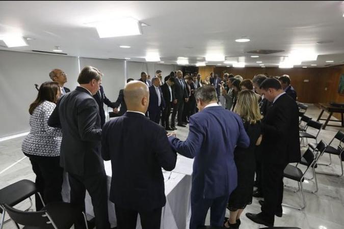 Bolsonaro e aliados fazem oração durante o encontro: expectativa de que partido esteja criado até março(foto: @filipebarrosoficial) Bolsonaro e aliados fazem oração durante o encontro: expectativa de que partido esteja criado até março(foto: @filipebarrosoficial)