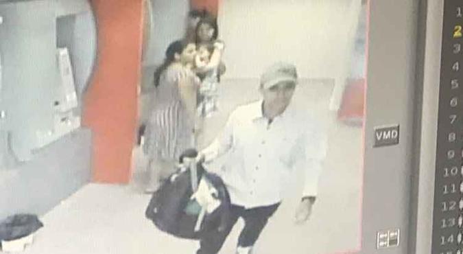 Os criminosos aproveitaram reabastecimento de caixa eletrônico para roubar o banco(foto: Imagens de Segurança/Reprodução) Os criminosos aproveitaram reabastecimento de caixa eletrônico para roubar o banco(foto: Imagens de Segurança/Reprodução)