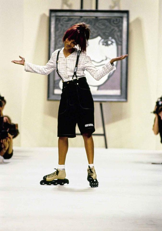 Karl Lagerfeld foi um dos primeiros estilistas de maisons clássicas a entender que a cultura pop também pautava a moda. No desfile do verão de 1994, o estilista combinou a bermuda, o suspensório e os patins.(foto: Arquivo Condé Nast ) Karl Lagerfeld foi um dos primeiros estilistas de maisons clássicas a entender que a cultura pop também pautava a moda. No desfile do verão de 1994, o estilista combinou a bermuda, o suspensório e os patins.(foto: Arquivo Condé Nast )