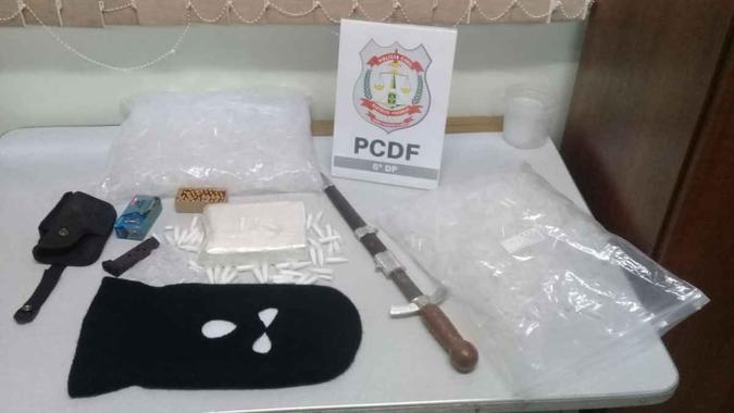 Até mesmo uma espécie de espada foi apreendida(foto: Divulgação/PCDF) Até mesmo uma espécie de espada foi apreendida(foto: Divulgação/PCDF)