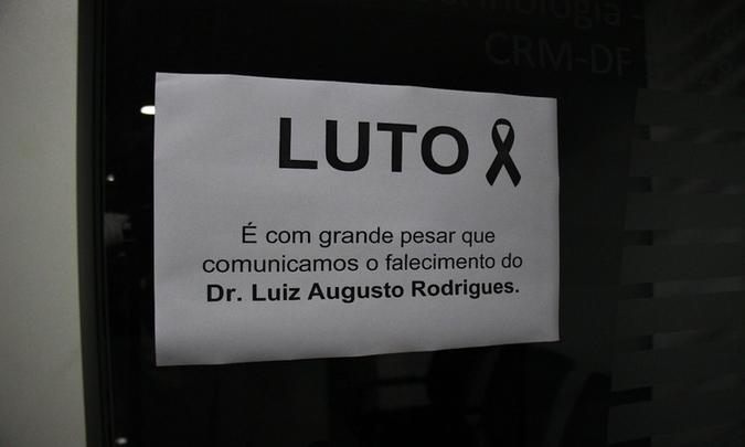 O consultório particular do médico amanheceu com um aviso de luto nesta quinta-feira (28/11)(foto: Vinicius Cardoso/CB/DA.Press) O consultório particular do médico amanheceu com um aviso de luto nesta quinta-feira (28/11)(foto: Vinicius Cardoso/CB/DA.Press)