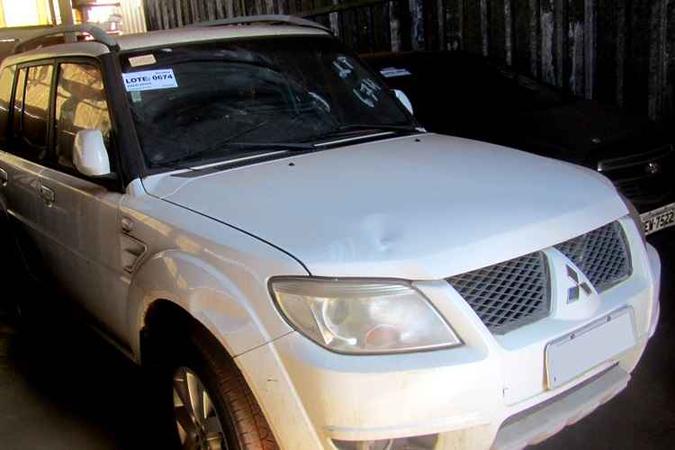 Entre os carros colocados a leilão está uma Mitsubishi Pajero(foto: Detran/Divulgação) Entre os carros colocados a leilão está uma Mitsubishi Pajero(foto: Detran/Divulgação)