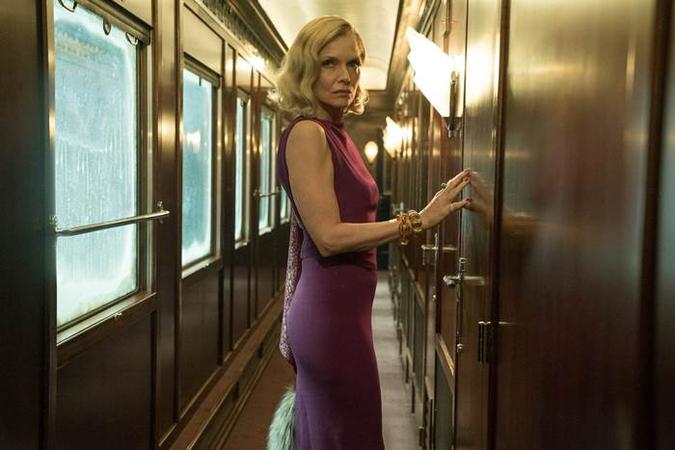 Michelle Pfeiffer é uma das figuras misteriosas, no filme baseado em Agatha Christie (foto: Fox/ Divulgação) Michelle Pfeiffer é uma das figuras misteriosas, no filme baseado em Agatha Christie (foto: Fox/ Divulgação)