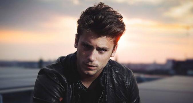 Bastian Baker se tornou conhecido mundialmente após se apresentar na Bola de Ouro(foto: David Olkarny/Divulgação) Bastian Baker se tornou conhecido mundialmente após se apresentar na Bola de Ouro(foto: David Olkarny/Divulgação)