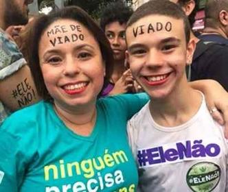 Talita e o filho, Rafael, em manifestação no último sábado(foto: Reprodução/Twitter) Talita e o filho, Rafael, em manifestação no último sábado(foto: Reprodução/Twitter)
