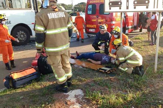 Ao menos 12 pessoas ficaram feridas.(foto: CBMDF/ divulgação) Ao menos 12 pessoas ficaram feridas.(foto: CBMDF/ divulgação)