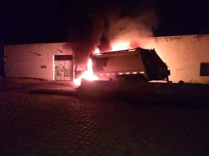 Caminhão de lixo fica destruído após ser incendiado em Jaguaruna, no Vale do Jaguaribe, no Ceará (foto: Reprodução/SVM ) Caminhão de lixo fica destruído após ser incendiado em Jaguaruna, no Vale do Jaguaribe, no Ceará (foto: Reprodução/SVM )