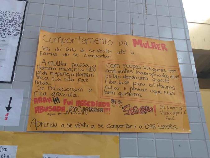 No cartazes, havia frases culpando o modo de vestir das mulheres por elas serem agredidas(foto: Reprodução/Twitter) No cartazes, havia frases culpando o modo de vestir das mulheres por elas serem agredidas(foto: Reprodução/Twitter)