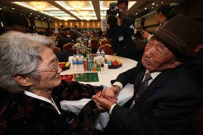 Irmão reencontra irmã mais velha que foi separada dele durante a guerra(foto: The Korea Press Photographers Association/AFP Photo/Pool) Irmão reencontra irmã mais velha que foi separada dele durante a guerra(foto: The Korea Press Photographers Association/AFP Photo/Pool)