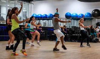 O professor Luiz Vasques conduz mais uma aula de zumba. À esquerda, de camiseta amarela, a aluna Luiza Fontana aproveita para decorar os passinhos(foto: Arthur Menescal/Esp. CB/D.A Press) O professor Luiz Vasques conduz mais uma aula de zumba. À esquerda, de camiseta amarela, a aluna Luiza Fontana aproveita para decorar os passinhos(foto: Arthur Menescal/Esp. CB/D.A Press)