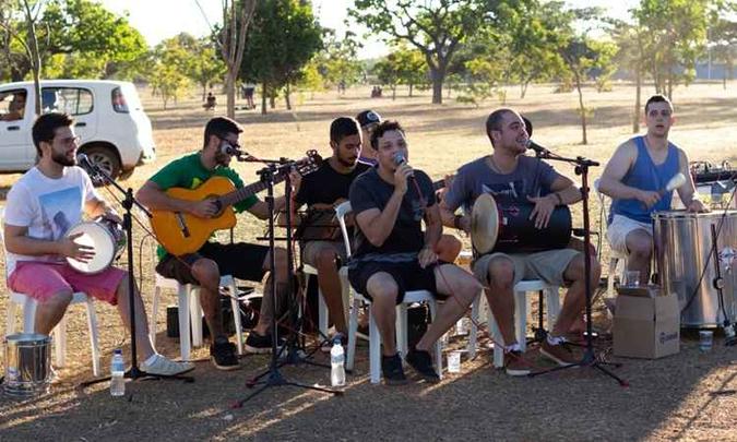 Grupo Makebelê lança 'Fica à vontade', primeira música autoral da banda.(foto: Divulgação) Grupo Makebelê lança 'Fica à vontade', primeira música autoral da banda.(foto: Divulgação)