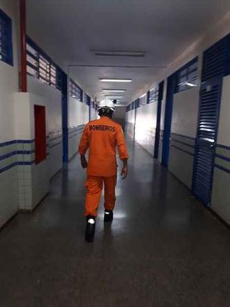 O atendimento levou cerca de duas horas, interrompendo as aulas do turno matutino.(foto: CBMDF/Divulgação) O atendimento levou cerca de duas horas, interrompendo as aulas do turno matutino.(foto: CBMDF/Divulgação)