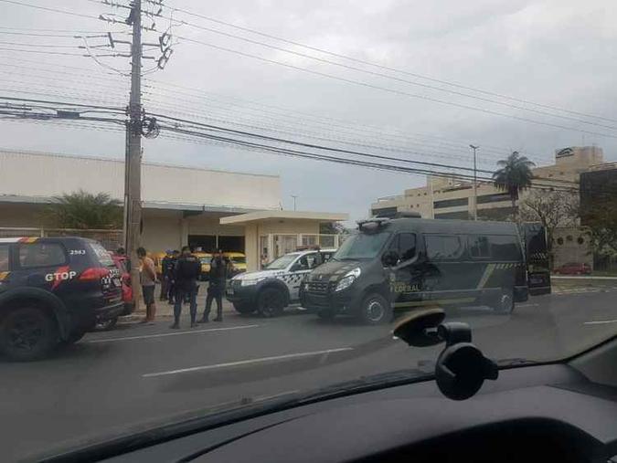 O casal foi encaminhado à Polícia Federal(foto: Divulgação/PMDF) O casal foi encaminhado à Polícia Federal(foto: Divulgação/PMDF)
