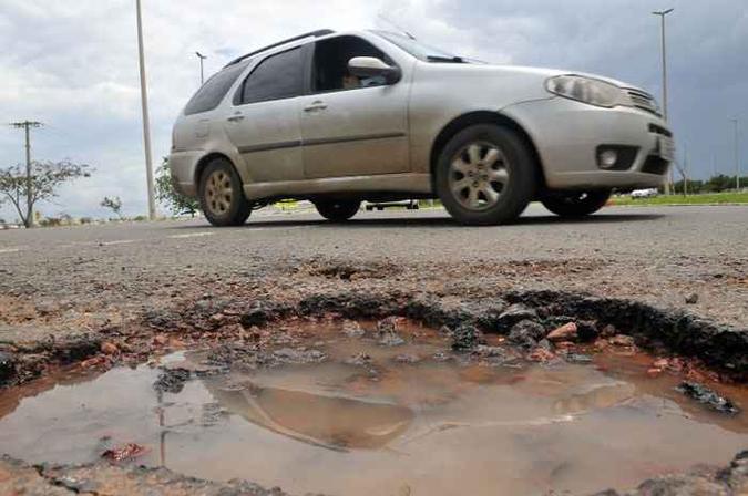 Pista de acesso a Samambaia: essa foi uma das regiões que mais precisou de reparos no asfalto este ano(foto: Minervino Junior/CB/D.A Press) Pista de acesso a Samambaia: essa foi uma das regiões que mais precisou de reparos no asfalto este ano(foto: Minervino Junior/CB/D.A Press)