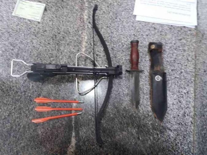 Armas encontradas na mochila do docente, que também ameaça colegas(foto: Ana Rayssa/Esp. CB/D.A Press ) Armas encontradas na mochila do docente, que também ameaça colegas(foto: Ana Rayssa/Esp. CB/D.A Press )